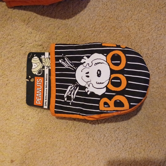 BNWT Snoopy 2pk silicone mini mitt - Picture 1 of 2